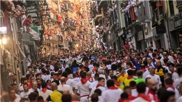 Volle Straßen: Auch bei der zweiten Stierhatz während des diesjährigen „Sanfermines“-Festes sind am Samstagmorgen in Pamplona im Norden Spaniens mehrere Menschen verletzt worden.