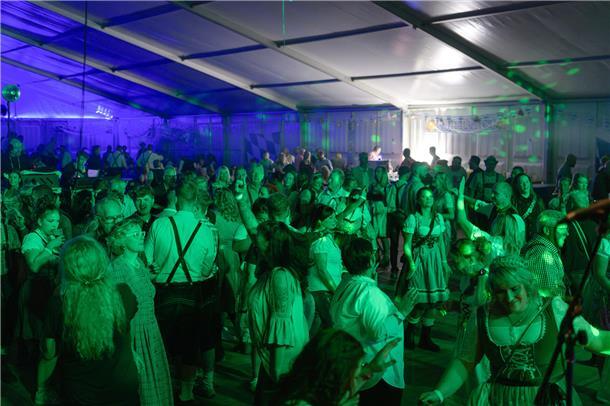 Volle Tanzfläche und ausgelassene Stimmung audf dem Oktoberfest. Foto: Masorat -...