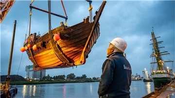 Voller Einsatz der BVT-Schwimmkräne: Die „Ubena von Bremen" wird an Land geholt.