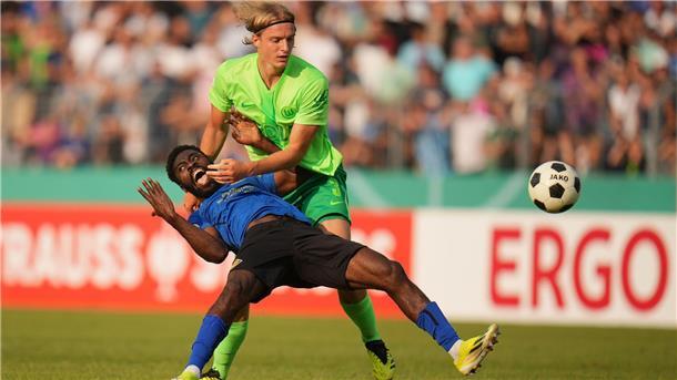 Voller Einsatz im Erstrundenspiel zwischen Koblenz und Wolfsburg.