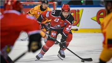 Ein Eishockeyspieler von den Fischtown Pinguins konzentriert sich auf einen Pass.