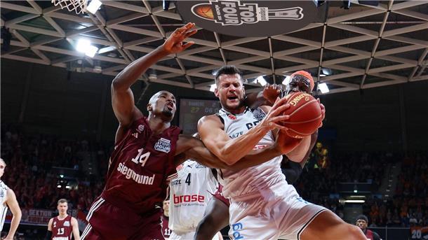 Bilder des Tages Voller Körpereinsatz: Der Bamberger Filip Stanic (M) greift sich vor den Münchenern Serge Ibaka (l) und Isaac Bonga den Ball. Am Ende konnte trotzdem Bayern München das Spiel für sich entscheiden - und steht damit im Finale der Basketball-Bundesliga.