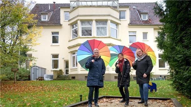 Voller Optimismus blicken (von links): Mechthild Hohmann, Gisela Tresch und Sandra Lederhaus auf das Grundstück zwischen Lebenshilfe-Kita und Frühförderung, auf dem die neue große, inklusive Krippe entstehen soll.