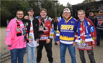 Voller Vorfreude stellen sich die Eishockeyfans aus Bremerhaven und Berlin dem Fotografen.
