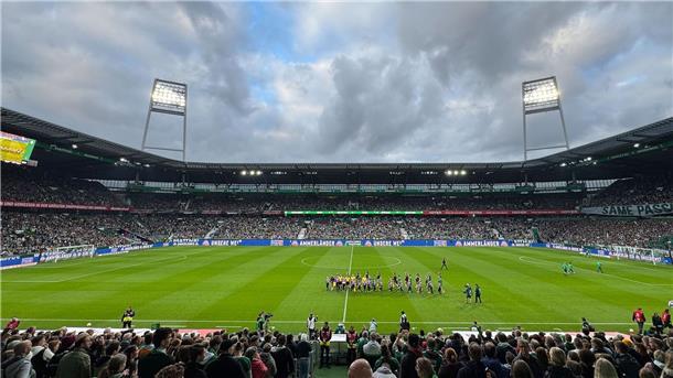 Volles Haus: 37.000 Zuschauer sehen das Nordderby zwischen Werder Bremen und dem Hamburger SV im Weserstadion.