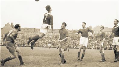 Volles Haus am Bremerhavener „Zolli“. Die Spiele der Helden von TuS Bremerhaven 93, die 1955 sogar um die deutsche Meisterschaft mitgespielt haben, ließ sich kaum ein Fußball-Fan aus der Stadt damals entgehen.