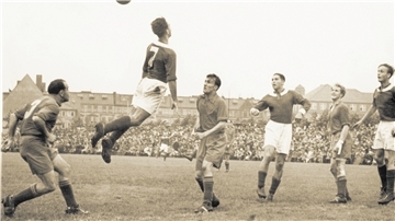 Volles Haus am Bremerhavener „Zolli“. Die Spiele der Helden von TuS Bremerhaven 93, die 1955 sogar um die deutsche Meisterschaft mitgespielt haben, ließ sich kaum ein Fußball-Fan aus der Stadt damals entgehen.