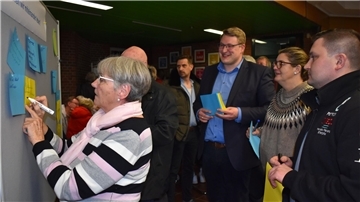 Volles Haus im Schiffdorfer Rathaus: Über 100 Bürger kamen zur Auftaktveranstaltung, um sich an der Erarbeitung eines Leitbilds für den Ort zu beteiligen.