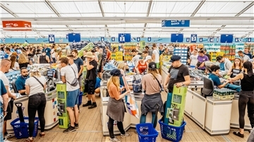 Volles Zelt bei Aldi während des Deichbrand-Festivals. Die XXL-Filiale wird es ab 2024 nicht mehr geben.