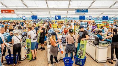 Volles Zelt bei Aldi während des Deichbrand-Festivals. Die XXL-Filiale wird es ab 2024 nicht mehr geben. Nun haben die Festival-Macher ihr Konzept vorgestellt.