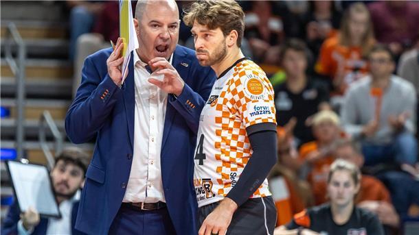 Volleys-Trainer Joel Banks (links) und Libero Kyle Dagostino 