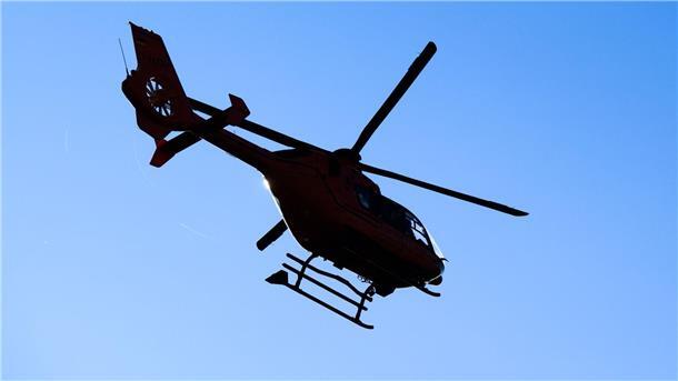  Ein Rettungshubschrauber startet nach einem Unfall an einer Unfallstelle. 
