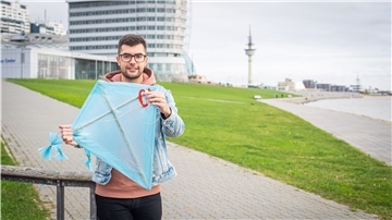 Volontär Florian Zinn zeigt, wie es etwas wird mit dem Drachenbau.