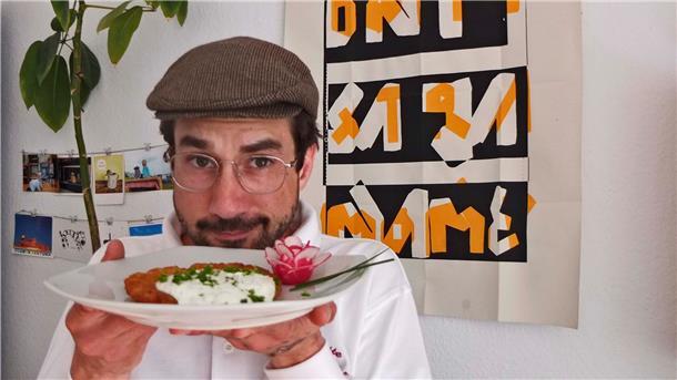 Volontär Martin Rost präsentiert heute Reibekuchen nach familieneigenem Rezept mit frischem Kräuter-Dressing.