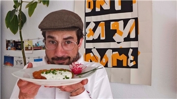 Volontär Martin Rost präsentiert heute Reibekuchen nach familieneigenem Rezept mit frischem Kräuter-Dressing.