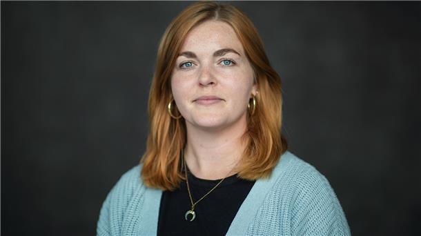 Eine Frau lächelt in die Kamera.