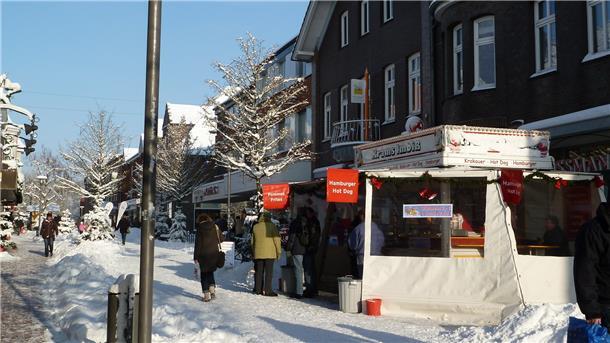 Krams Imbiss schließt: Das Ende einer Institution Das Foto zeigt Krams Imbiss in der verschneiten Innenstadt von Zeven.