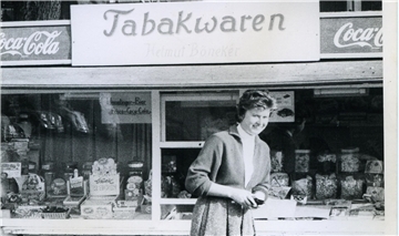 Frau vor Kiosk