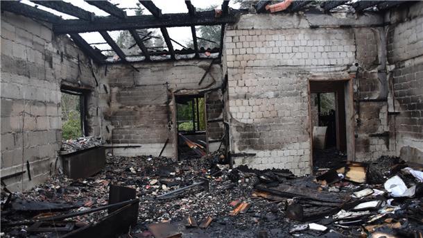 Vom ehemaligen Wohnzimmer, in dem der Brand entstanden ist, stehen nur noch die Grundmauern.