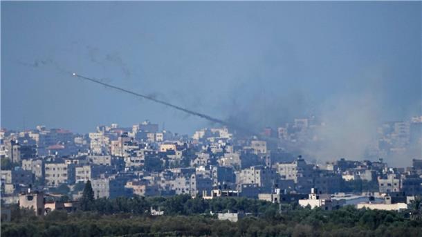 Vom Gazastreifen aus werden weiterhin Raketen auf Israel abgefeuert, so wie hier am Sonnatgvormittag.