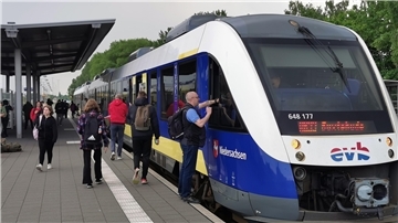 Vom großen Massenandrang ist am Bahnhof Cuxhaven am ersten Tag noch nichts zu sehen. Bahnsteig und Zug sind nicht voller als an einem beliebigen Mittwochmittag.
