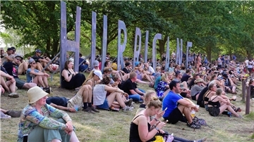 Vom Hügel gegenüber der Blue Stage beim XXL-Hurricane-Schriftzug hast Du alles im Blick und noch ein paar Grashalme unter dir.