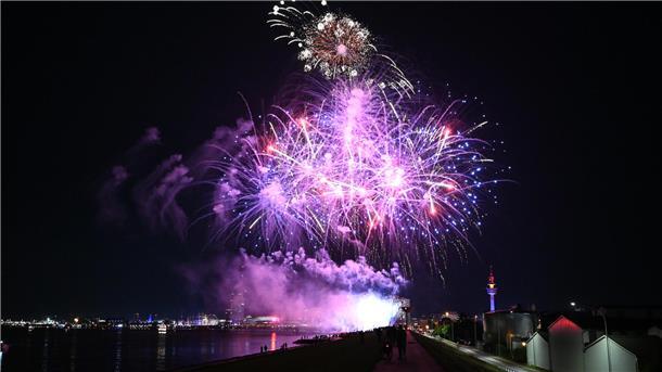 Ein Feuerwerk erleuchtet den Himmel.