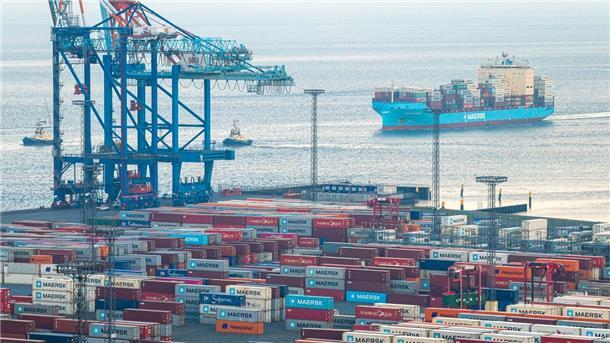 Schiff steuert Containerterminal an. 