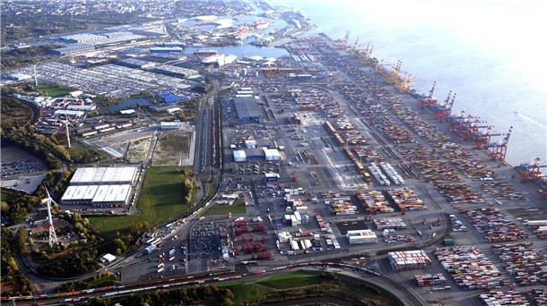 Vom Schiff aufs Land und ab auf die Schienen oder die Straße. Das ist der Weg, den die zahlreichen Container in Bremerhaven nehmen.