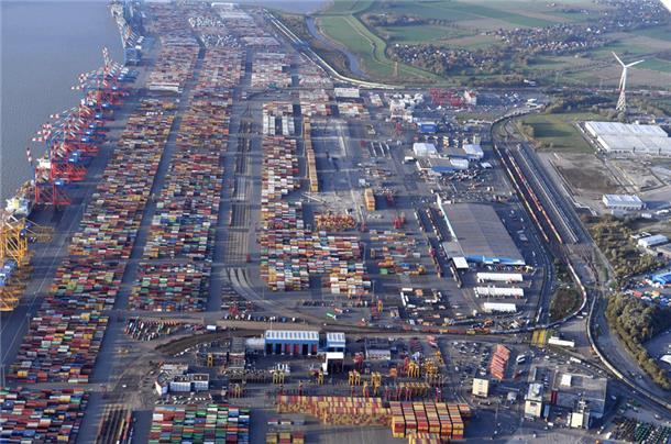 Vom Schiff aufs Land und ab auf die Schienen oder die Straße. Das ist der Weg, den die zahlreichen Container in Bremerhaven nehmen.