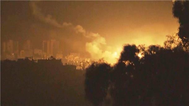 Gaza: Dutzende Tote nach Angriff auf „Hochburg der Hamas“ Vom Süden Israels aus sind heftige Explosionen im Gazastreifen zu sehen.