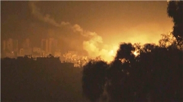 Vom Süden Israels aus sind heftige Explosionen im Gazastreifen zu sehen.