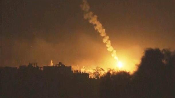Vom Süden Israels aus sind heftige Explosionen im Gazastreifen zu sehen.