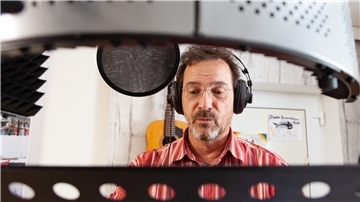 Bodo Grohm spricht in ein Mikrofon.