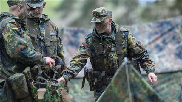Vom Altenheim zum Reservisten: Ex-Zivis melden sich zum Bund Vom „Zivi“ zum Heimatschutz - Verweigerer melden sich nachträglich für die Bundeswehr (Symbolbild).