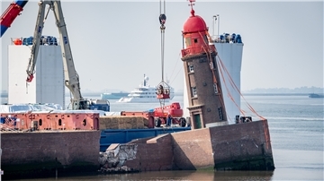 Schiefer Turm auf der Nordmole
