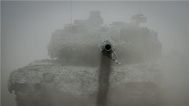 Von 1992 bis 2021 ist die Zahl der Kampfpanzer in einer Gruppe ausgewählter EU-Staaten von 16.851 auf 3383 verringert worden.