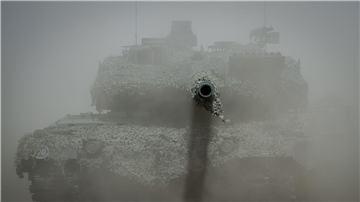 Von 1992 bis 2021 ist die Zahl der Kampfpanzer in einer Gruppe ausgewählter EU-Staaten von 16.851 auf 3383 verringert worden.