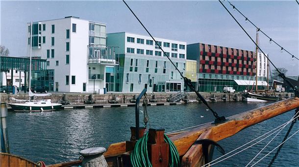 Von Asien, Amerika und aus mehreren europäischen Ländern machen sich dieser Tage Forscher auf den Weg nach Bremerhaven, außerdem Seeleute mehrerer Forschungsschiffe. Alle Teilnehmer müssen sich hier im Fischereihafen in eine strenge zweiwöchige Quarantäne begeben.