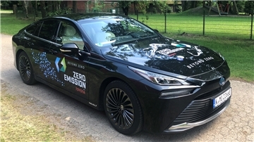 Von außen ein schnittiges Auto, unterm Blech smarte Technik: Dieser Toyota Mirai fährt mit einer Wasserstoff-Brennzelle.