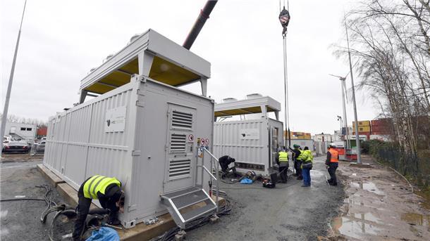 Aufbau der Elektrolyseure in Speckenbüttel