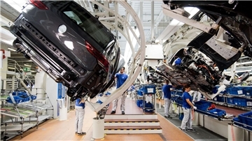 Von den Ausfällen in Wolfsburg, wo vor allem Golf und Tiguan gebaut werden, sind VW zufolge abwechselnd alle vier Montagestrecken betroffen.