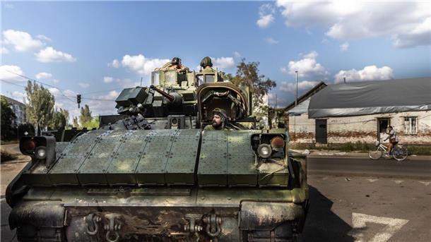 Von den USA bereitgestellter Schützenpanzer „Bradley“ im Zentrum von Orichiw.