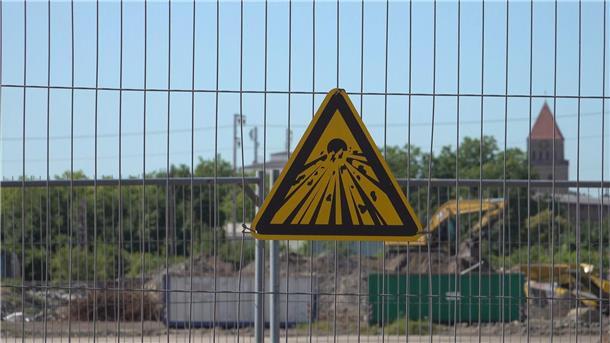 Osnabrück: Erster Zünder entschärft - zweiter macht Probleme Von der Bombenentschärfung waren rund 20.000 Menschen betroffen - es war eine der größten Evakuierungsaktionen in der Stadtgeschichte.