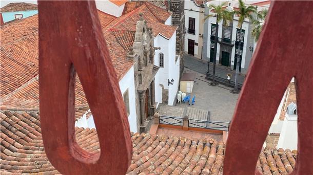 Vulkaninsel La Palma lockt mit nachhaltigem Tourismus Von der Dachterrasse des kleinen Hotels Casa Alves in einem Haus aus dem 16. Jahrhundert, einem der ältesten Gebäude der Inselhauptstadt, geht der Blick auf die Altstadt von Santa Cruz de la Palma mit der Kirche El Salvador an der Plaza de España.
