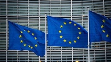 Von der EU-Kommission hieß es am Abend, da momentan keine Zahlungen vorgesehen seien, werde es vorerst nicht zu einer Zahlungsaussetzung kommen.