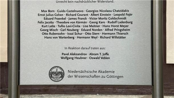 Gedenktafel für verfolgte Wissenschaftler gestohlen Von der Gedenktafel sind laut der Akademie der Wissenschaften nur noch zwei Löcher im Boden übrig.
