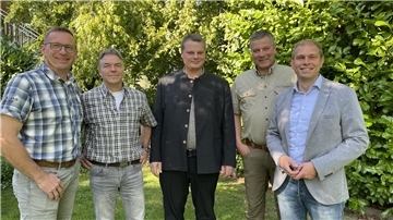Von der geplanten Schonzeit halten Siegfried Rakowitz (Jägerschaft Zeven, Mitte von links), Hendrik Bardenhagen (Jägerschaft Bremervörde) und Marco Soltau (Jägerschaft Rotenburg) nichts. Sie waren zu Gast bei der Mehrheitsgruppe des Kreistags, hier gemeinsam mit Seedorfs Bürgermeister Harald Hausschild (links) und CDU-Landtagsabgeordneter Eike Holsten (rechts), um ihre Einschätzung zu diesem Thema abzugeben.