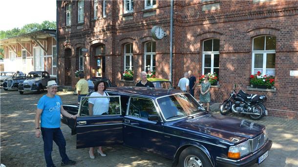 Von der Schiene auf die Straße: Bürgermeisterin Gabi Kasten nimmt die Einladung von Klaus Pohland zur Ausfahrt im Volvo aus dem Fuhrpark der damaligen DDR-Regierung gerne an. Auch Uwe Mei (hinten) fährt mit.
