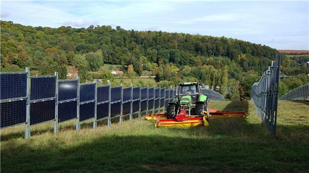 Von der sogenannten Agri-Photovoltaik, bei der 90 Prozent der Fläche bewirtschaftbar bleibt, weil die Paneele nicht schräg, sondern senkrecht ausgerichtet werden, hält Manfred Ostendorf vom Kreislandvolkverband wenig.